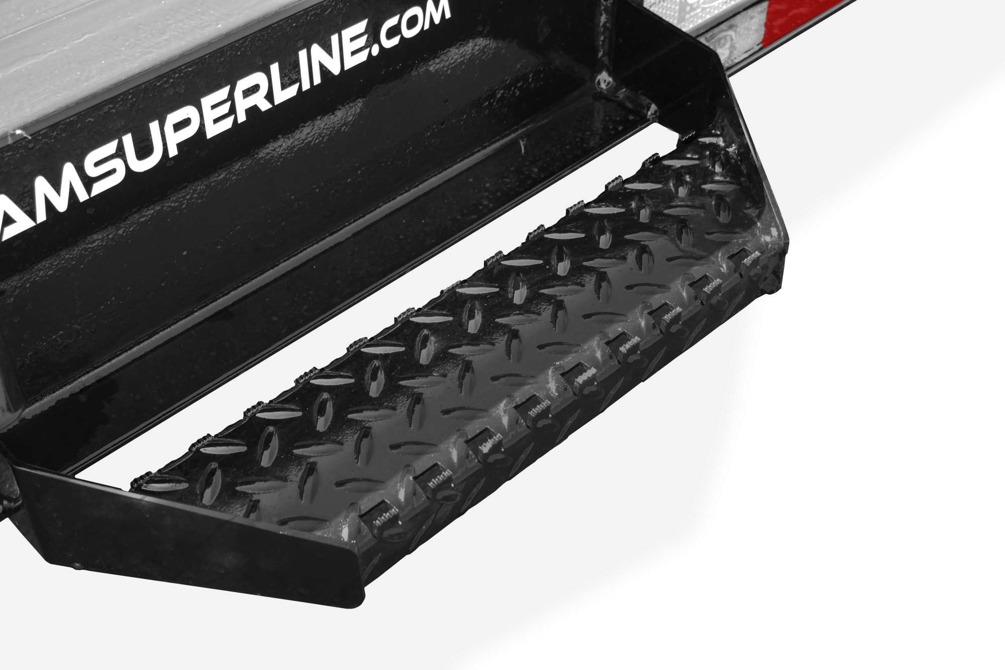 Cam Superline | The BEAST Equipment Hauler | Image | black The BEAST Equipment Hauler with reflective tape, close-up of step